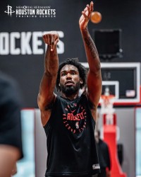 防守大闸！火箭社媒晒伊森现身火箭训练馆的训练组图